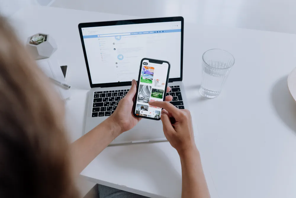 Apply for a car loan online: phone and laptop application in Canada