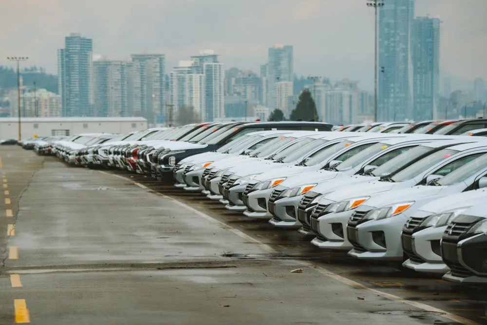 Auto loan rates Canada: new cars lined up at a Canadian dealership lot