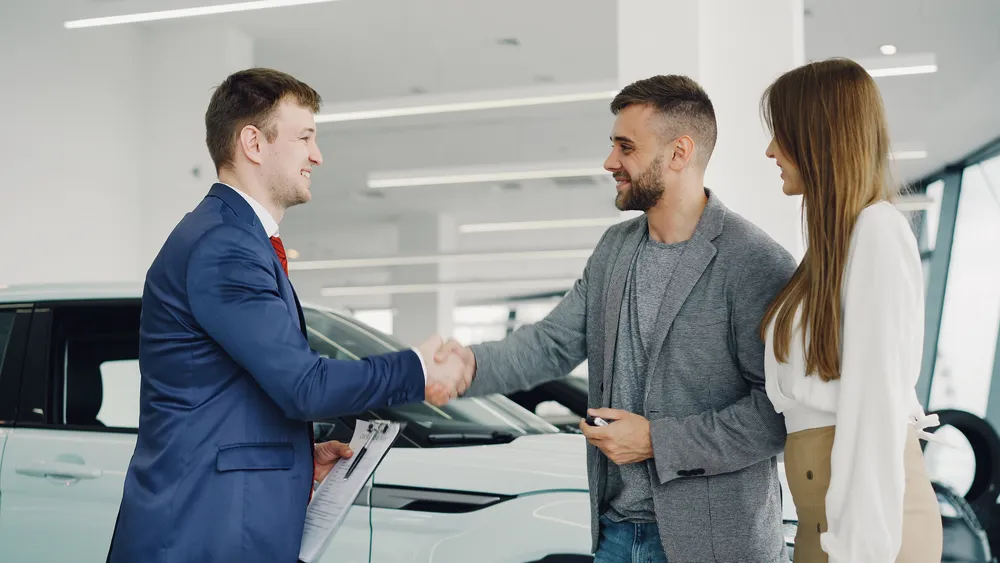 Bad credit car loans Canada: handshake finalizing approval at a dealership