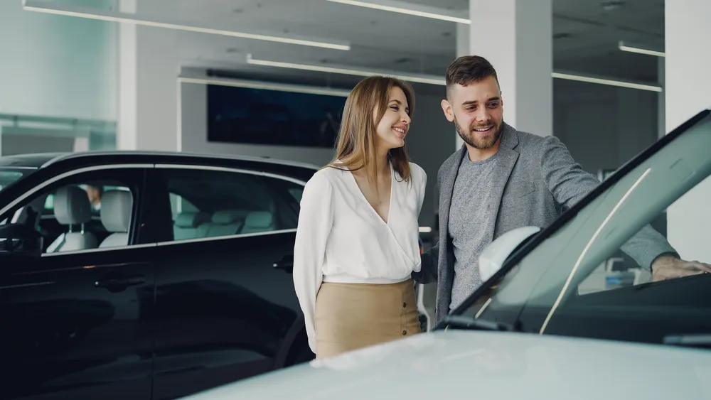 Couple choosing a car with bad credit auto financing in Canada