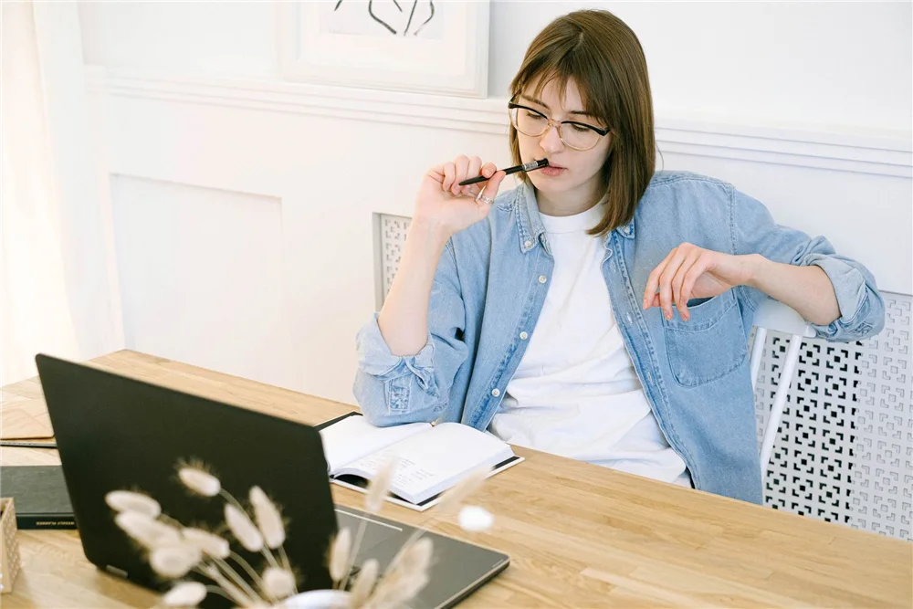 Woman planning to improve her credit score for a car loan in Canada