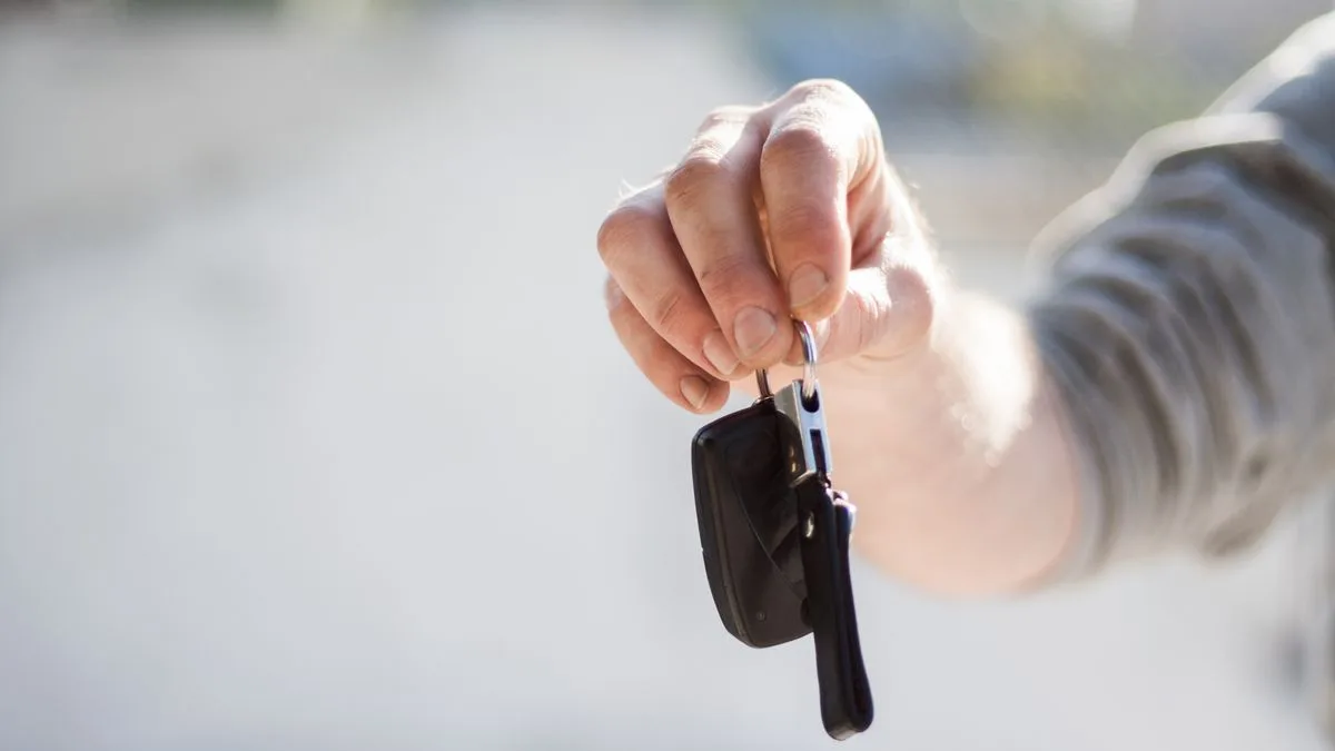 Private seller handing over car keys after private sale car financing in Canada