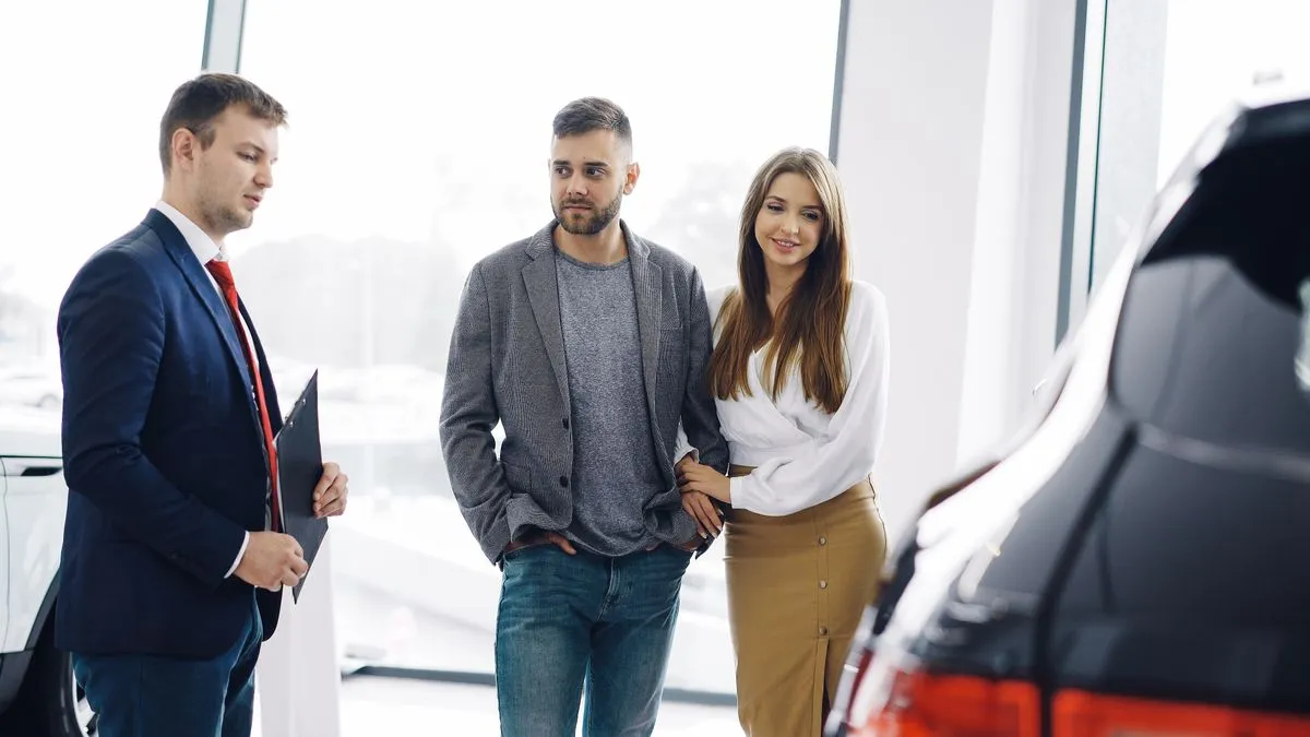 Ontario buyers getting auto loan approval with a finance advisor
