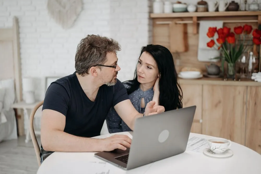 Couple applying online to get approved for a car loan in Canada